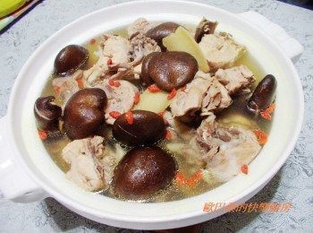 step5: 步驟5完全不需再調味ˊ湯頭就非常的清甜喔。 如果希望整體感覺再濃郁些ˊ香菇可於泡軟後ˊ 先用少許油炒出香氣ˊ雞肉也可跟著拌炒後再一同入鍋燉煮ˊ 怕油脂太多ˊ在完成燉煮後ˊ再撈除湯上雞油即可。