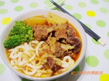 step6: 步驟6然後將完成的紅燒牛肉ˊ蔬菜ˊ隨意擺上ˊ 再淋上湯汁就完成美味紅燒牛肉烏龍麵囉~