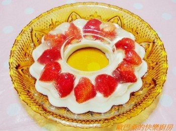 step6: 雙層寒天凍一口就能嘗到兩種滋味ˊ 草莓清爽ˊ煉奶濃郁ˊ 大大的草莓煉奶雙層寒天凍也滿足了視覺效果ˊ 更讓我們吃的特別過癮哦。