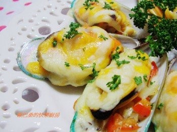 step4: 烤箱預熱200度cˊ將完成步驟3送入烤箱烘烤約8~10分鐘ˊ 完成後取出灑上少許巴西利即可