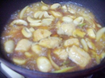 step6: 煮滾入味再將雞肉回鍋ˊ然後蛋加入少許玉米粉水拌勻ˊ 以畫圈方式淋於湯汁上ˊ蛋液呈7~8分熟狀態即可熄火