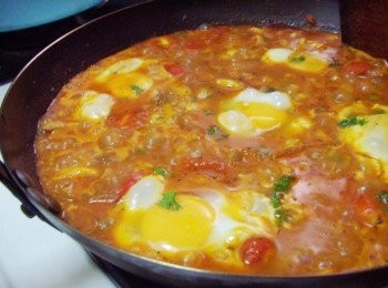 step7: 在悶煮入味的醬汁中平均挖小井ˊ 將雞蛋快速打入ˊ蓋上鍋蓋ˊ熄火約悶3~4分鐘ˊ蛋即成特別水波蛋