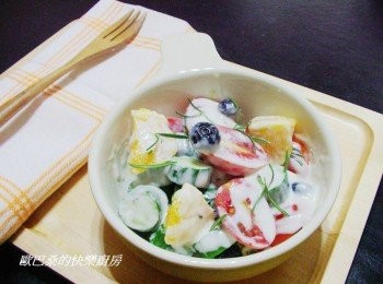 step4: 將完成<span class="group_2">優格醬</span>淋於蔬果<span class="group_1">材料</span>上ˊ略為拌勻即可