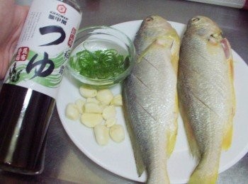 step1: 先準備好所需<span class="group_1">材料</span>黃魚擦乾水份ˊ魚身略劃斜刀ˊ 並於兩面抹上酌量鹽ˊ蒜頭洗淨ˊ蔥綠切絲泡冰水中備用