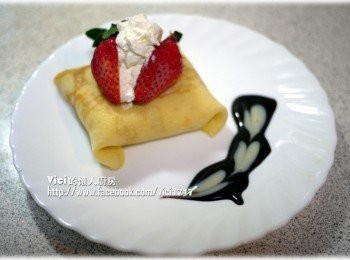 step5: 把草莓對切，中間擠進鮮奶油。 盤面先用巧克力醬擠出三個陀實心圓球，上面再擠上三小煉乳圓。最後用牙籤一口氣劃下來即可成一串心。