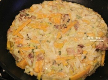 step5: 不沾平底鍋抹上薄薄一層油，以中火燒熱，舀起適量麵糊入鍋鋪平，利用鍋鏟壓推麵糊邊緣，整成厚片圓形。