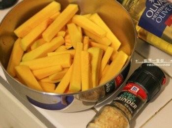 step2: 倒入一大匙(15ml)橄欖油翻拌，使南瓜條均勻沾上橄欖油。