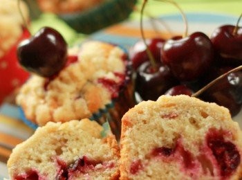 step9: 櫻桃遇熱烘烤會爆開，跟鬆軟的蛋糕體味道相融得更好。 吃不完的杯子蛋糕可以放進密封容器中，入冰箱冷藏，直接取出食用，或微波加熱約20秒，味道都不錯。