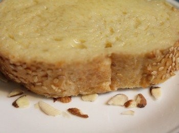 step4: 再把吸飽蛋液的吐司沾上杏仁片後, 再下鍋煎熟即完成