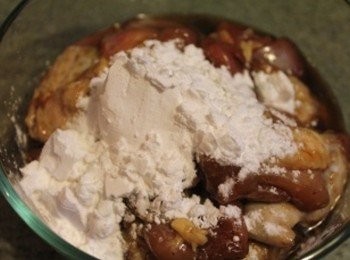 step3: 雞肉醃一小時後, 從袋中取出(多餘的<span class="group_2">醃醬</span>就不需要了), 加入片栗粉攪拌均勻 (** 片栗粉可用低筋麵粉或太白粉代替)