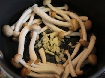 step1: 用少許油將蒜末爆香後, 與鴻喜菇一起拌炒