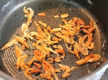 step2: 少許油爆香櫻花蝦與黑芝麻備用