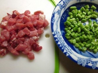 step2: 四季豆或長豆切段長約1公分 里肌肉切丁