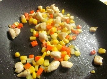 step2: 平底鍋放油炒香洋蔥末,再放雞肉.玉米.胡蘿蔔