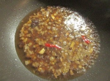 step4: 加水至醃過<span class="group_1">食材</span>一點點高(約200-300CC),放入八角煮到滾,之後轉中小火再煮30分鐘,慢慢的肥肉會釋放膠質,至醬汁濃稠即可闗火囉!