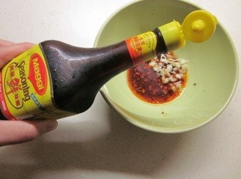 step3: 將蒜末及<span class="group_1"><span class="group_2">醬汁</span>