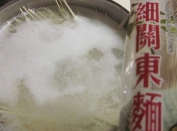 step2: 1.<a href="https://bit.ly/3EZL8dD" target="_blank" data-keyword="雞胸" class="guide-link"><strong>雞胸</strong></a> <span style="display:inline-block;vertical-align:middle;margin-top:-3px;color:initial;border-radius:3px;padding:2px 3px;font-size:12px;line-height:14px;background:#87d300;color:#fff;">即買</span> 肉抺上少許的米酒,外鍋放半杯水電鍋蒸熟. 2.起一鍋水煮麵