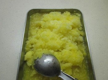 step6: 作法5.倒入容器(最好是宽的淺盤較易結冰)結冰,食用前用湯匙或叉子刮拌即可