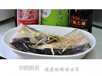 step2: 放進合適的盤裡，抹上米酒、鹽巴 擺上薑絲、淋點烏醋