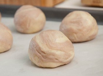 step11: . 將芋泥麻糬饀包在內，將皮收口捏平用手輕輕塑型並放在焗盤上,170oC-190oC 焗25-30分鐘焗至表皮硬身微金黃便代表熟成了