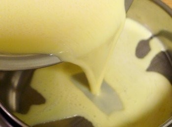 step4: 以濾網將步驟3的<span class="group_2">布丁液</span>過篩1~2次，濾除結塊並使<span class="group_2">布丁液</span>更為滑順