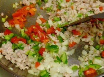 step4: 加入絞肉一起翻炒，熗一點米酒炒至肉色變白，再加入洋蔥末與各式彩椒末繼續翻炒至熟軟