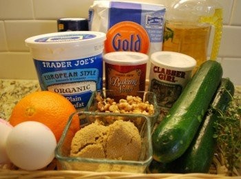 step1: 烤箱預熱350度F，將9X5吋 長方形烤模型內側抹上奶油/噴上烘焙油