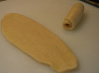step5: 將包好的麵團桿成橢圓形薄片，翻面後光滑面朝下，由短向捲起