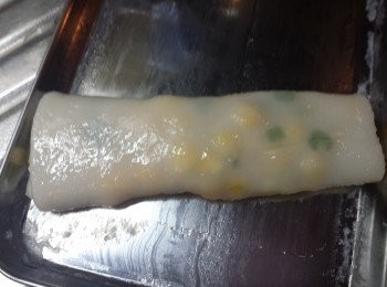 step5: 再蒸2分鐘，取出。用蛋糕刮刀在盆邊位開始摺起成腸粉狀即可。