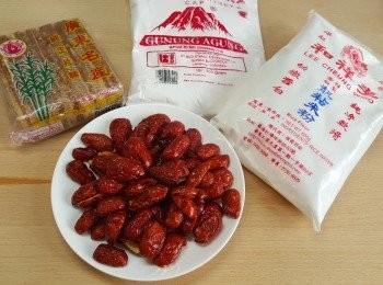 step1: 先將紅棗洗淨，浸10分鐘後。