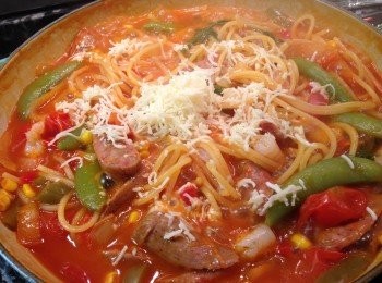 step3: 開中火煮約 8-10分鐘後等水快收乾時再加入調味料拌勻。期間用勺不停攪拌以免黏底。再轉小火煮多5分鐘後加入芝士絲拌勻至湯汁收乾即可。如果水分收乾麵條還是太硬，可再加點熱水煮至適合自己的硬度。