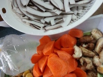 step1: 椰子買時請檔主代為去殼取肉連椰子水,洗淨切薄片,冬菇浸軟切片,甘筍洗淨切滾刀形.頭菜切片,薑切片