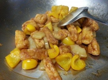 step6: 加入菠蘿,炒至汁收乾水即可.
 (如覺得水多可以用2湯匙水加一茶匙生粉埋茨)