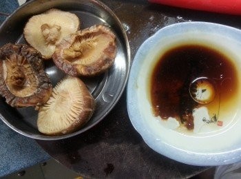 step4: 冬茹浸軟切絲,甘筍切絲.冬菇與甘筍用蒸冬菇料蒸15分鐘備用
(浸冬菇水不要,因現今冬菇有用一種流黃化學品去處理過,所以浸冬菇的水要)