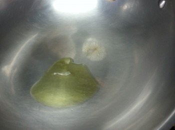 step3: 燒紅鑊.落少許油,贊酒