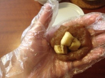 step6: 帶上即棄手套, 取出一份糯米團, 壓平, 放入麥提莎或香蕉粒, 然後包好收口