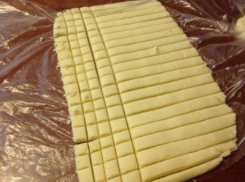 step4: 把麵團壓平至5mm，再用刮刀切成小正方形