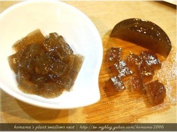 step3: 將黑木耳健康凍自盛裝容器中倒出，並分切可一口入嘴的大小。