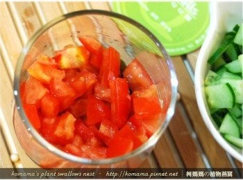 step6: 隨後放入長寬約1公分大小的牛番茄塊。