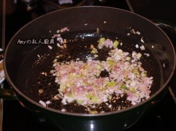 step3: 將油倒入鍋內加熱,先將紅蔥頭及蔥白放入爆香。