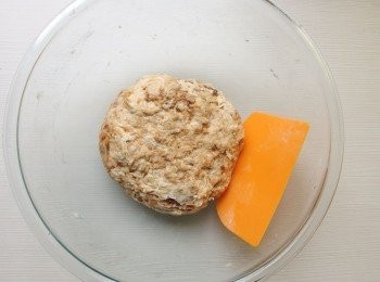 step3: 再用刮板將麵粉所有材料集中成糰狀。