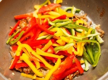 step4: 將所有材料倒回鍋內，並將<span class="group_1">食材</span>炒熟，起鍋再加入適當的鹽和糖調味就完成了。