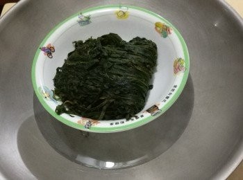 step2: 把乾海帶蒸20分鐘，再放入冷開水浸泡一晚。這樣處理，海帶吃下去會較為爽脆。