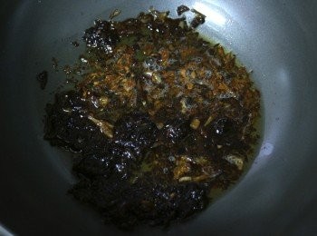 step3: 熱鍋放入牛頭牌紅蔥肉燥。