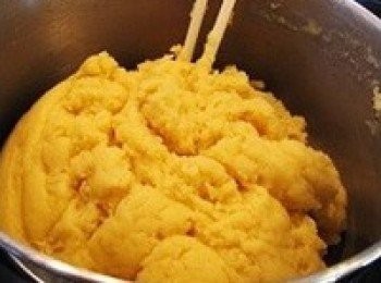 step5: 一直攪拌到麵粉全部和水分融合在一起，此時麵粉全部被燙熟，不粘鍋後，關火