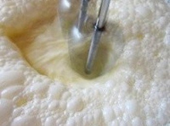 step16: 隨著攪打的過程，鮮奶油會變得越來越稠厚，體積也漸漸變大