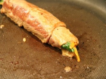 step4: 鍋中加入少許油，將肉卷下鍋煎至熟，起鍋前在表面灑上一些芝麻