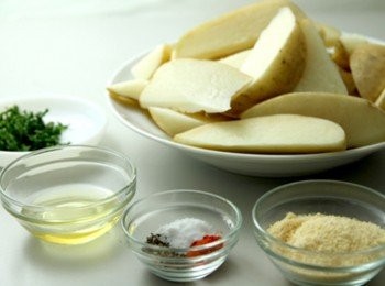 step1: 馬玲薯保留外皮洗淨切塊，清水沖洗後瀝乾水份以紙巾擦乾。