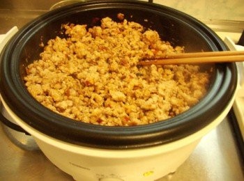 step6: 然後將豬絞肉再次回鍋和所有辛香調味一起拌炒均勻ˊ