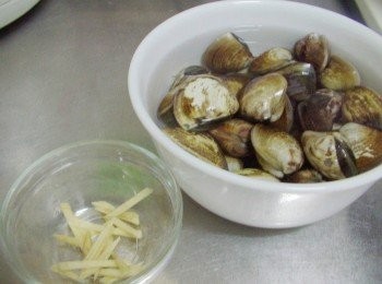 step1: 準備好所需<span class="group_1">材料</span>ˊ薑切細絲ˊ蛤蜊泡水吐沙後，用水將外殼搓洗乾淨備用